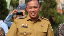 Wali Kota Bekasi Tri Adhianto menjawab pertanyaan awak media usai memimpin Apel Pagi jajaran aparatur Pemkot Bekasi di Plaza Pemkot Bekasi, Senin (28/9/2026).