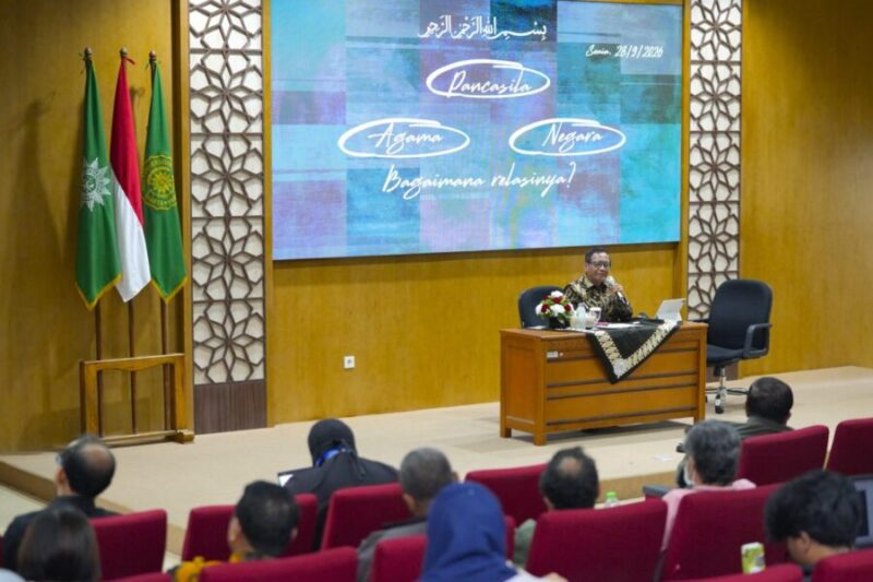 Foto Mahfud MD saat memberikan materi kuliah umum kepada mahasiswa UMY tentang relasi agama dan negara