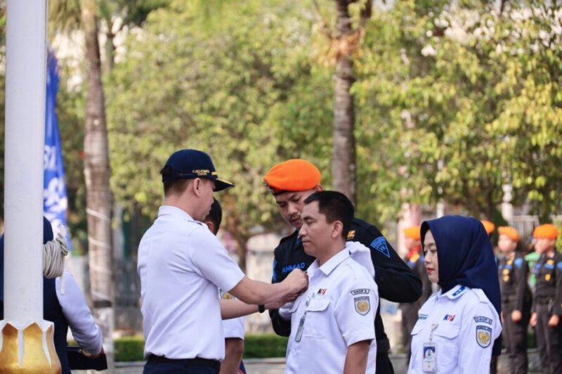 Pemberian penghargaan masa kerja kepada pekerja KAI Daop 6 Yogyakarta saat upacara peringatan HUT ke-81 KAI di KAI Corporate University Campus Darman Prasetyo, Yogyakarta,