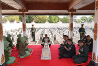 Danrem 072/Pamungkas Brigjen TNI Yuniar Dwi Hantono (tengah) bersama jajaran prajurit dan Persit KCK berdoa secara khidmat di makam Panglima Besar Jenderal Soedirman, TMPN Kusumanegara, Yogyakarta