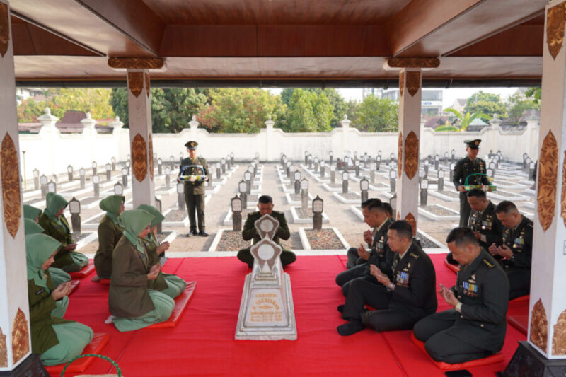 Danrem 072/Pamungkas Brigjen TNI Yuniar Dwi Hantono (tengah) bersama jajaran prajurit dan Persit KCK berdoa secara khidmat di makam Panglima Besar Jenderal Soedirman, TMPN Kusumanegara, Yogyakarta