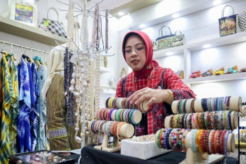 Tinawati Andra Soni melihat dan merapikan koleksi gelang kerajinan khas Banten saat menghadiri Pameran Kerajinan Nusantara (Kriyanusa) 2026 di Jakarta Convention Center