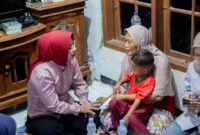 Tinawati Andra Soni  memberikan bantuan langsung dan menguatkan ibu dari almarhum Muhammad Arif Alfarizi saat bertakziah ke rumah duka