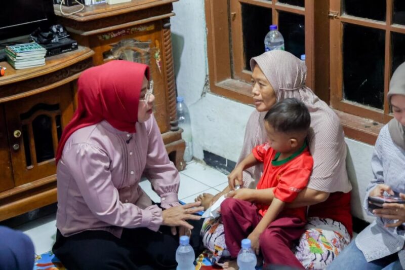 Tinawati Andra Soni memberikan bantuan langsung dan menguatkan ibu dari almarhum Muhammad Arif Alfarizi saat bertakziah ke rumah duka