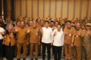 Wakil Menteri Dalam Negeri Akhmad Wiyagus dan Wakil Menteri Kesehatan Benjamin Paulus Octavianus berfoto bersama Sekda Provinsi Jawa Tengah Sumarno, Bupati Karanganyar Rober Christanto, dan jajaran kepala dinas kesehatan provinsi/kabupaten-kota usai Pertemuan Monitoring dan Evaluasi Active Case Finding (ACF) TBC Provinsi Jawa Tengah di Hotel Anaya Azana, Karanganyar, Senin (28/9/2026).