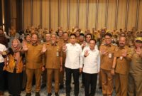 Wakil Menteri Dalam Negeri Akhmad Wiyagus dan Wakil Menteri Kesehatan Benjamin Paulus Octavianus berfoto bersama Sekda Provinsi Jawa Tengah Sumarno, Bupati Karanganyar Rober Christanto, dan jajaran kepala dinas kesehatan provinsi/kabupaten-kota usai Pertemuan Monitoring dan Evaluasi Active Case Finding (ACF) TBC Provinsi Jawa Tengah di Hotel Anaya Azana, Karanganyar, Senin (28/9/2026).