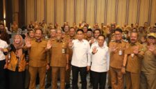 Wakil Menteri Dalam Negeri Akhmad Wiyagus dan Wakil Menteri Kesehatan Benjamin Paulus Octavianus berfoto bersama Sekda Provinsi Jawa Tengah Sumarno, Bupati Karanganyar Rober Christanto, dan jajaran kepala dinas kesehatan provinsi/kabupaten-kota usai Pertemuan Monitoring dan Evaluasi Active Case Finding (ACF) TBC Provinsi Jawa Tengah di Hotel Anaya Azana, Karanganyar, Senin (28/9/2026).