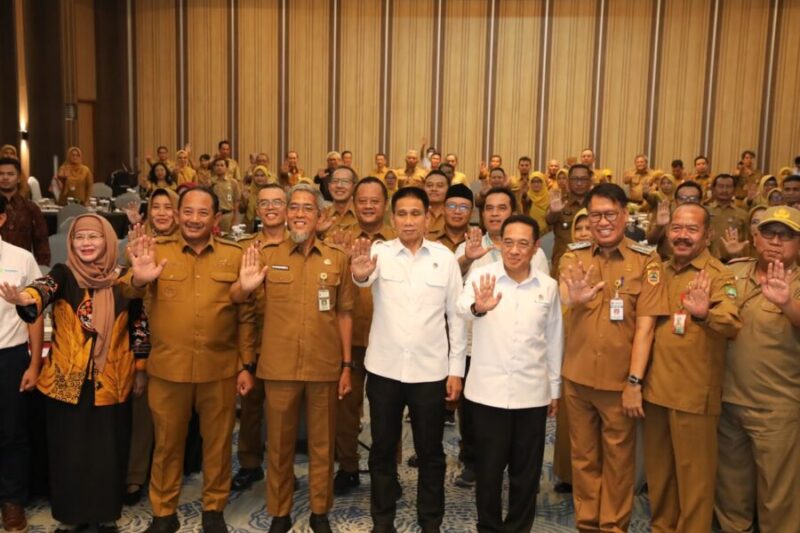 Wakil Menteri Dalam Negeri Akhmad Wiyagus dan Wakil Menteri Kesehatan Benjamin Paulus Octavianus berfoto bersama Sekda Provinsi Jawa Tengah Sumarno, Bupati Karanganyar Rober Christanto, dan jajaran kepala dinas kesehatan provinsi/kabupaten-kota usai Pertemuan Monitoring dan Evaluasi Active Case Finding (ACF) TBC Provinsi Jawa Tengah di Hotel Anaya Azana, Karanganyar, Senin (28/9/2026).