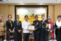 Prof. Dr. Dudung Abdurachman foto bersama Ketua MASDA Jawa Barat Irjen Pol. (Purn.) H. Anton Charliyan beserta jajaran pengurus di Gedung Bina Graha