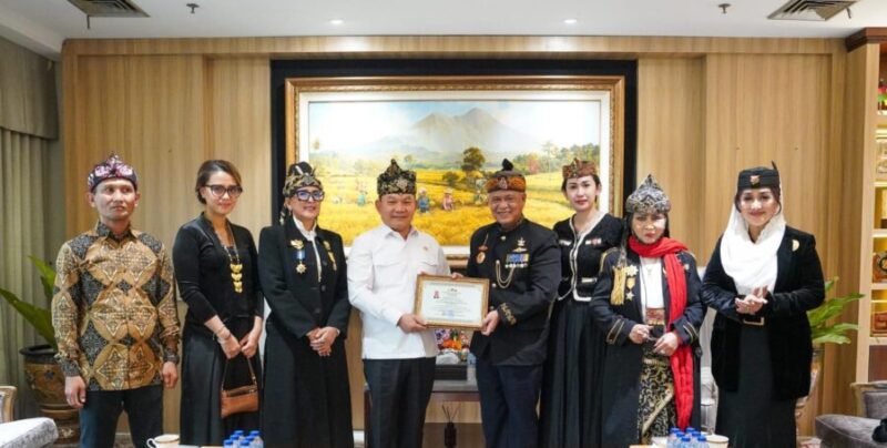 Prof. Dr. Dudung Abdurachman foto bersama Ketua MASDA Jawa Barat Irjen Pol. (Purn.) H. Anton Charliyan beserta jajaran pengurus di Gedung Bina Graha