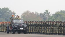Menteri Dalam Negeri Muhammad Tito Karnavian selaku Inspektur Upacara memeriksa barisan peserta saat menutup Latihan Dasar Militer (Latsarmil) Komponen Cadangan ASN Kementerian/Lembaga Gelombang II Tahun 2026 di Taxiway Lanud Halim Perdanakusuma, Jakarta, Selasa (29/9/2026).