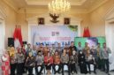Wakil Wali Kota Bekasi Abdul Harris Bobihoe bersama para wali kota dan delegasi se-Komwil III APEKSI berfoto bersama pada Welcome Dinner Mayor's Talk: Climate and Urban Resilience 2026 di Plaza Balai Kota Bogor, Sabtu (27/9/2026).