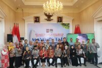 Wakil Wali Kota Bekasi Abdul Harris Bobihoe bersama para wali kota dan delegasi se-Komwil III APEKSI berfoto bersama pada Welcome Dinner Mayor's Talk: Climate and Urban Resilience 2026 di Plaza Balai Kota Bogor, Sabtu (27/9/2026).