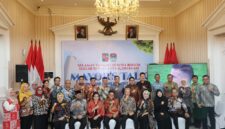 Wakil Wali Kota Bekasi Abdul Harris Bobihoe bersama para wali kota dan delegasi se-Komwil III APEKSI berfoto bersama pada Welcome Dinner Mayor's Talk: Climate and Urban Resilience 2026 di Plaza Balai Kota Bogor, Sabtu (27/9/2026).