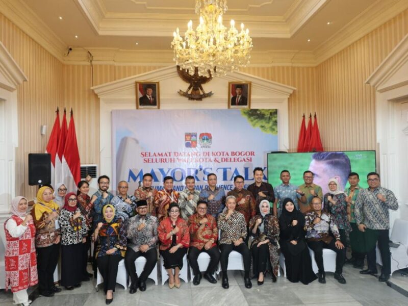 Wakil Wali Kota Bekasi Abdul Harris Bobihoe bersama para wali kota dan delegasi se-Komwil III APEKSI berfoto bersama pada Welcome Dinner Mayor's Talk: Climate and Urban Resilience 2026 di Plaza Balai Kota Bogor, Sabtu (27/9/2026).
