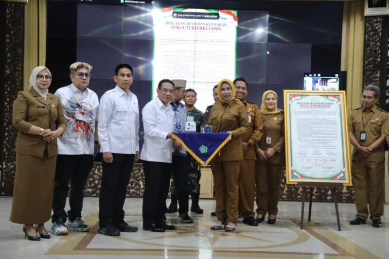 Wakil Menteri Dalam Negeri Akhmad Wiyagus bersama jajaran Pemerintah Kabupaten Sidoarjo dalam Deklarasi Desa dan Kelurahan Siaga Tuberkulosis bertajuk 