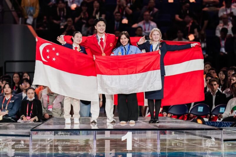 erwakilan talenta vokasi Indonesia bentangkan bendera Merah Putih di podium usai meraih penghargaan pada ajang WorldSkills Competition (WSC) Shanghai 2026 di Republik Rakyat Tiongkok, 22–27 September 2026. Kontingen Indonesia berhasil memboyong sembilan penghargaan yang terdiri dari satu medali perak, dua medali perunggu, serta enam Medal for Excellence.