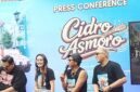 Jajaran pemain dan tim produksi foto bersama saat konferensi pers peluncuran film layar lebar Cidro Asmoro di Raminten's Kitchen, Yogyakarta