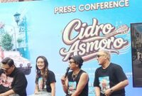 Jajaran pemain dan tim produksi foto bersama saat konferensi pers peluncuran film layar lebar Cidro Asmoro di Raminten's Kitchen, Yogyakarta