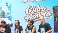 Jajaran pemain dan tim produksi foto bersama saat konferensi pers peluncuran film layar lebar Cidro Asmoro di Raminten's Kitchen, Yogyakarta