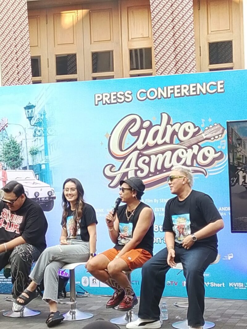 Jajaran pemain dan tim produksi foto bersama saat konferensi pers peluncuran film layar lebar Cidro Asmoro di Raminten's Kitchen, Yogyakarta