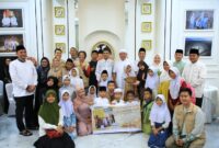 H. Herman Deru dan Ustaz H. Abdul Somad (UAS) foto bersama jajaran pejabat serta anak-anak usai menghadiri peringatan HUT ke-4 Masjid Hj. Sopiah di Kecamatan Gandus