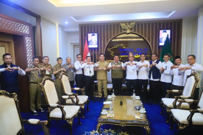 H. Herman Deru foto bersama Kepala Perwakilan BPKP Sumsel Farid Firman beserta jajaran dan pejabat Pemprov Sumsel usai pertemuan silaturahmi di Palembang