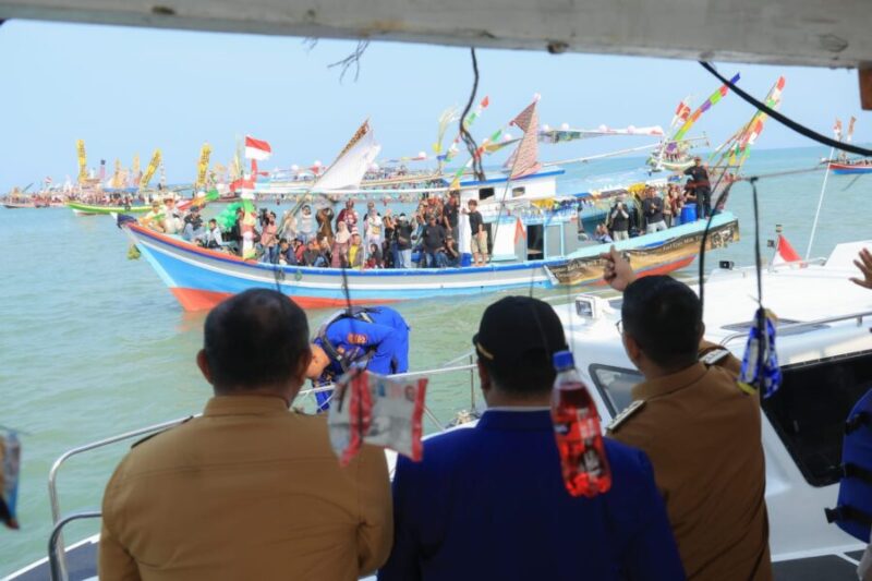Andra Soni memantau iring-iringan perahu nelayan saat melakukan peninjauan wilayah pesisir di Kecamatan Panimbang, Pandeglang