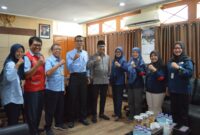 Agus Budiraharja (kelima dari kiri) berfoto bersama jajaran pengurus dan lima personel PMI Bantul yang dimobilisasi dalam misi kemanusiaan penanganan gempa bumi di Nusa Tenggara Timur (NTT) di Markas PMI Kabupaten Bantul, Yogyakarta