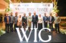 Duta Besar Prancis untuk Indonesia Fabien Penone (tengah, setelan jas hitam) berfoto bersama para tamu kehormatan dan jajaran penyelenggara dalam acara jamuan Royal Dinner / Six-Hands Dinner di Pura Mangkunegaran