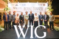 Duta Besar Prancis untuk Indonesia Fabien Penone (tengah, setelan jas hitam) berfoto bersama para tamu kehormatan dan jajaran penyelenggara dalam acara jamuan Royal Dinner / Six-Hands Dinner di Pura Mangkunegaran