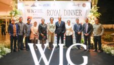 Duta Besar Prancis untuk Indonesia Fabien Penone (tengah, setelan jas hitam) berfoto bersama para tamu kehormatan dan jajaran penyelenggara dalam acara jamuan Royal Dinner / Six-Hands Dinner di Pura Mangkunegaran