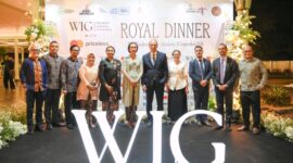 Duta Besar Prancis untuk Indonesia Fabien Penone (tengah, setelan jas hitam) berfoto bersama para tamu kehormatan dan jajaran penyelenggara dalam acara jamuan Royal Dinner / Six-Hands Dinner di Pura Mangkunegaran