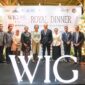 Duta Besar Prancis untuk Indonesia Fabien Penone (tengah, setelan jas hitam) berfoto bersama para tamu kehormatan dan jajaran penyelenggara dalam acara jamuan Royal Dinner / Six-Hands Dinner di Pura Mangkunegaran