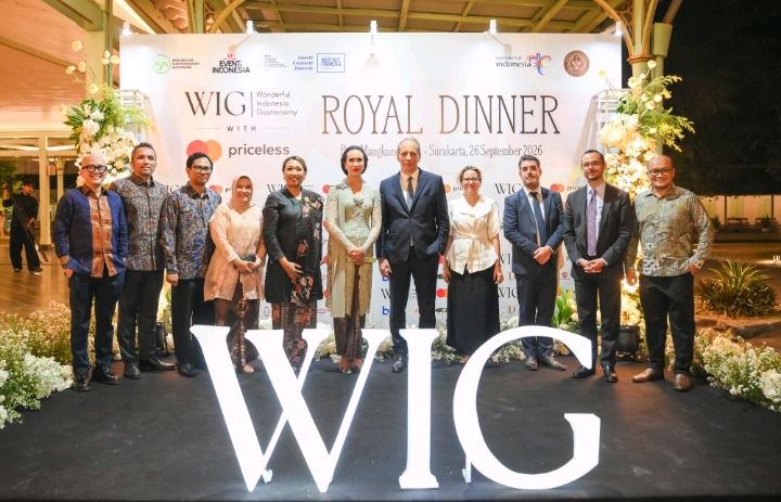 Duta Besar Prancis untuk Indonesia Fabien Penone (tengah, setelan jas hitam) berfoto bersama para tamu kehormatan dan jajaran penyelenggara dalam acara jamuan Royal Dinner / Six-Hands Dinner di Pura Mangkunegaran