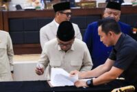 Andra Soni menandatangani draf persetujuan bersama DPRD terhadap Raperda Perubahan APBD Provinsi Banten Tahun Anggaran 2026 dalam Rapat Paripurna di Gedung DPRD Banten