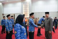 ekretaris Daerah (Sekda) Provinsi Banten Deden Apriandhi (kanan) berjabat tangan memberikan ucapan selamat kepada ASN yang baru dilantik di Pendopo Gubernur Banten