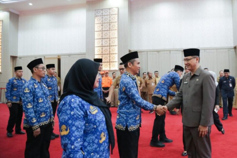 ekretaris Daerah (Sekda) Provinsi Banten Deden Apriandhi (kanan) berjabat tangan memberikan ucapan selamat kepada ASN yang baru dilantik di Pendopo Gubernur Banten