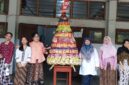 Guru dan siswi SMP Taman Dewasa Ibu Pawiyatan berfoto bersama gunungan jajanan di lingkungan sekolah, Yogyakarta
