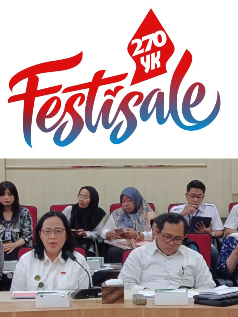 Kepala Bagian Perekonomian dan Kerja Sama Kota Yogyakarta Danang Yuli Saksono (depan, kemeja putih kanan) bersama narasumber lainnya memberikan paparan dalam jumpa pers FestiSale dan Gemati Pasar Jogja di Ruang Yudhistira