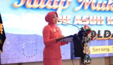 Ibu Asuh Polwan Polda Banten Ny. Ulfa Hengki memberikan arahan dalam kegiatan tatap muka bersama Polisi Wanita (Polwan) Polda Banten dan Polresta/Polres jajaran di Aula Gawe Kuta Baluwarti Polda Banten