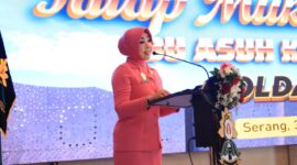Ibu Asuh Polwan Polda Banten Ny. Ulfa Hengki memberikan arahan dalam kegiatan tatap muka bersama Polisi Wanita (Polwan) Polda Banten dan Polresta/Polres jajaran di Aula Gawe Kuta Baluwarti Polda Banten