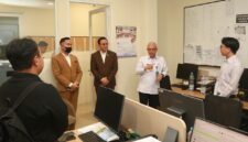 Sekretaris Jenderal Kementerian Ketenagakerjaan (Kemnaker) Cris Kuntadi (ketiga dari kanan, kemeja putih) memberikan arahan saat melakukan peninjauan dalam kegiatan Monitoring Program Pemagangan Nasional di De Djokja Malioboro Hotel, Yogyakarta
