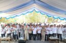 Andra Soni (tengah, kemeja putih) berfoto bersama Bupati Lebak Hasbi Jayabaya (kanan Andra), Ketua Komisi IV DPRD Banten M. Nizar (kiri Andra), jajaran pejabat Pemprov Banten, Pemkab Lebak, serta tokoh dan masyarakat Desa Sukaraja, Kecamatan Malingping, usai meresmikan 62 ruas jalan desa serentak