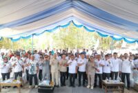 Andra Soni (tengah, kemeja putih) berfoto bersama Bupati Lebak Hasbi Jayabaya (kanan Andra), Ketua Komisi IV DPRD Banten M. Nizar (kiri Andra), jajaran pejabat Pemprov Banten, Pemkab Lebak, serta tokoh dan masyarakat Desa Sukaraja, Kecamatan Malingping, usai meresmikan 62 ruas jalan desa serentak