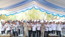 Andra Soni (tengah, kemeja putih) berfoto bersama Bupati Lebak Hasbi Jayabaya (kanan Andra), Ketua Komisi IV DPRD Banten M. Nizar (kiri Andra), jajaran pejabat Pemprov Banten, Pemkab Lebak, serta tokoh dan masyarakat Desa Sukaraja, Kecamatan Malingping, usai meresmikan 62 ruas jalan desa serentak