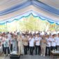 Andra Soni (tengah, kemeja putih) berfoto bersama Bupati Lebak Hasbi Jayabaya (kanan Andra), Ketua Komisi IV DPRD Banten M. Nizar (kiri Andra), jajaran pejabat Pemprov Banten, Pemkab Lebak, serta tokoh dan masyarakat Desa Sukaraja, Kecamatan Malingping, usai meresmikan 62 ruas jalan desa serentak