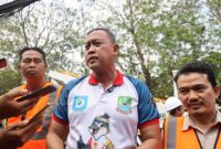 Tri Adhianto (tengah), memberikan keterangan pers saat melakukan pemotongan kabel udara fiber optic yang semrawut di kawasan Bekasi Timur