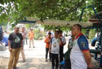 Tri Adhianto (kanan) meninjau langsung kondisi saluran air dan tanggul di Perumahan Mandosi Permai, Kelurahan Jatiluhur, Kecamatan Jatiasih, Kota Bekasi