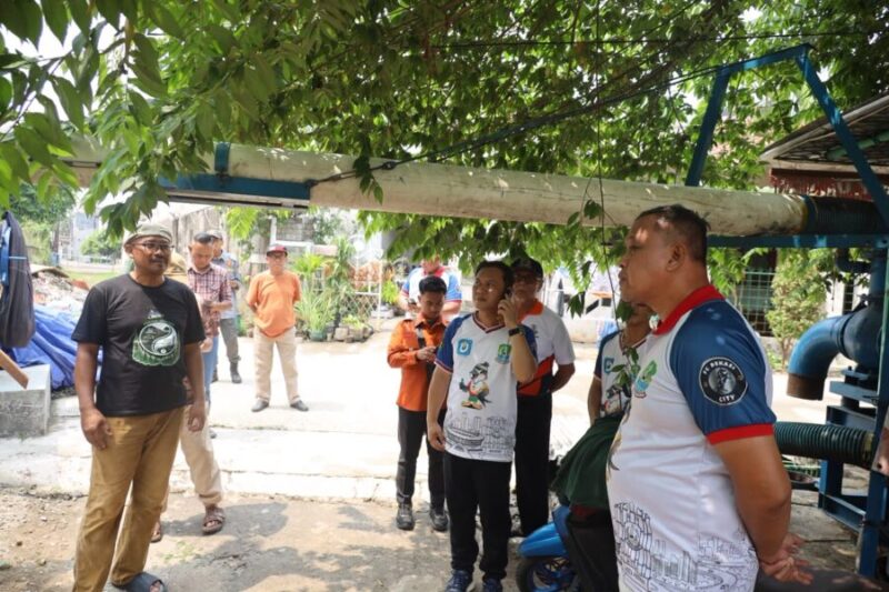 Tri Adhianto (kanan) meninjau langsung kondisi saluran air dan tanggul di Perumahan Mandosi Permai, Kelurahan Jatiluhur, Kecamatan Jatiasih, Kota Bekasi